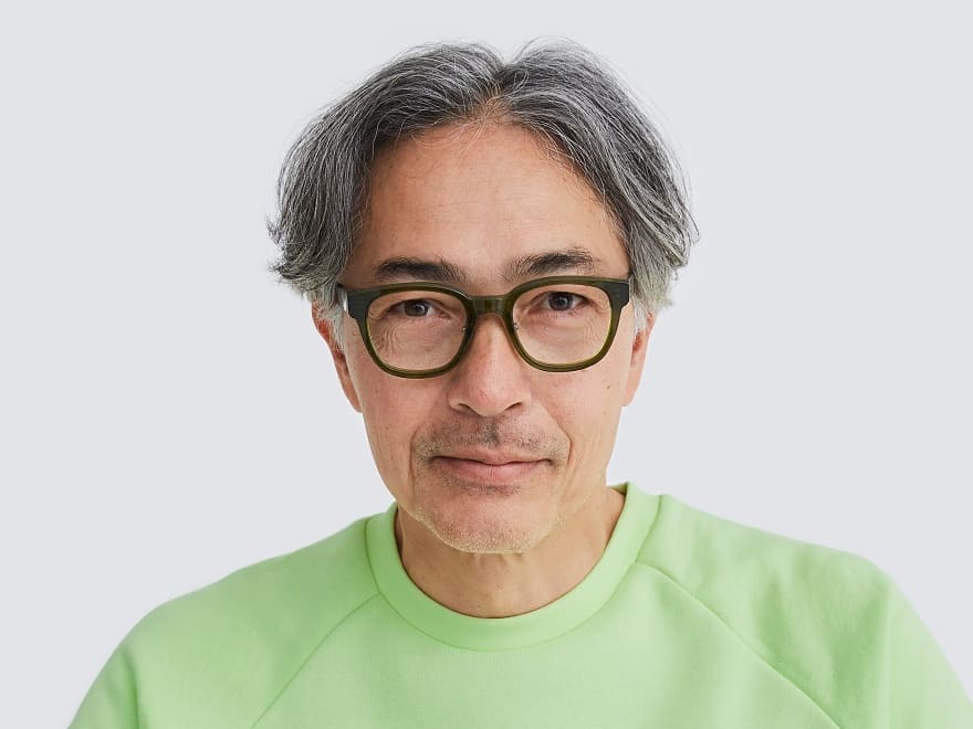 Mann mit grünem Shirt und grüner Prodesign Brille von Optiker Gronde