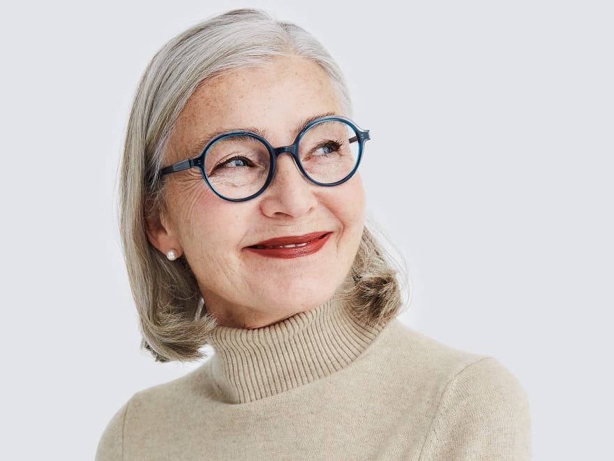 Attraktive reife Frau mit blauer Prodesign Brille von Optiker Gronde