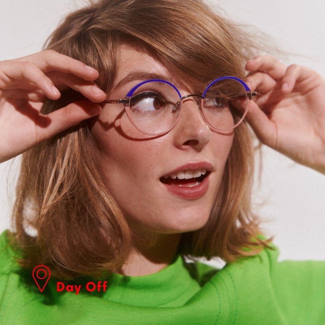 Junge Frau mit grünem Pulli und WOOW Brille Day Off 1, Farbe 9620M von Optiker Gronde, Augsburg