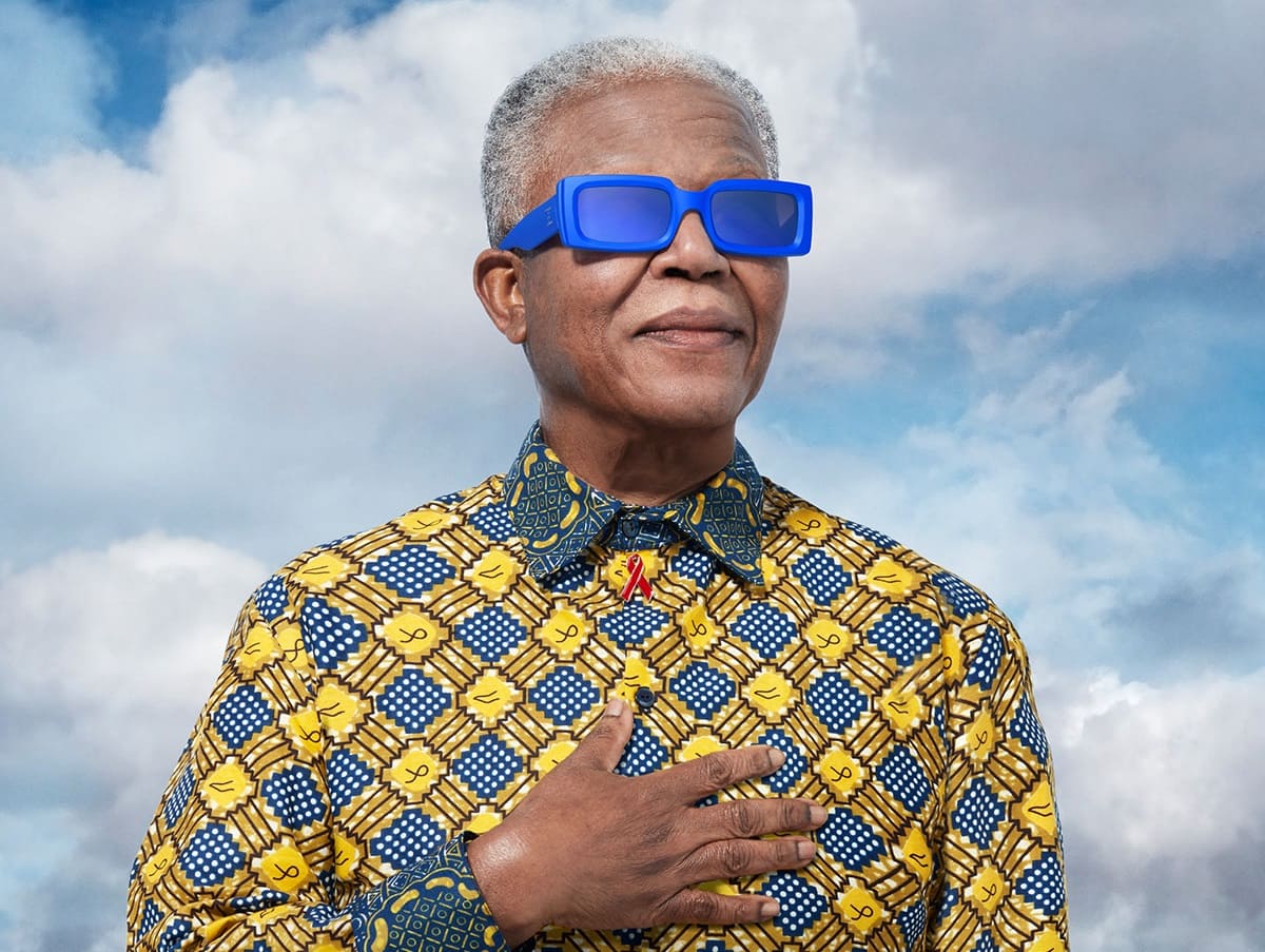 Nelson Mandela Double mit blauer Etnia Barcelona-Brille. Bei Optiker Gronde, Augsburg