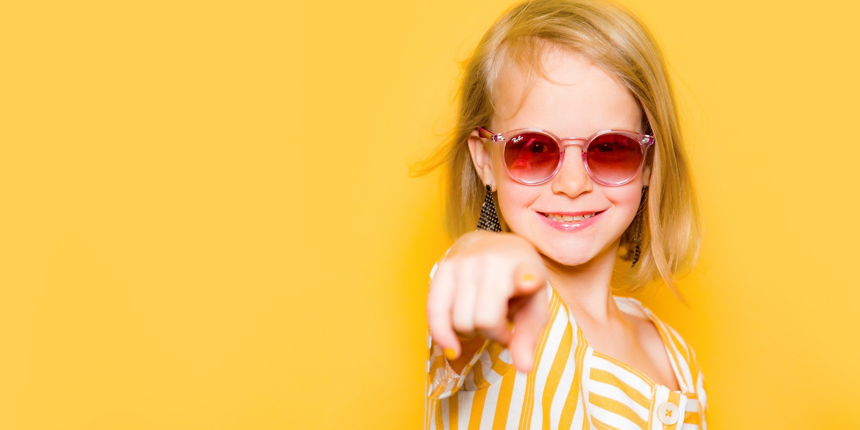Der Sonnenbrillen-Ratgeber: Junges Mädchen mit Sonnenbrille von Optiker Gronde 
