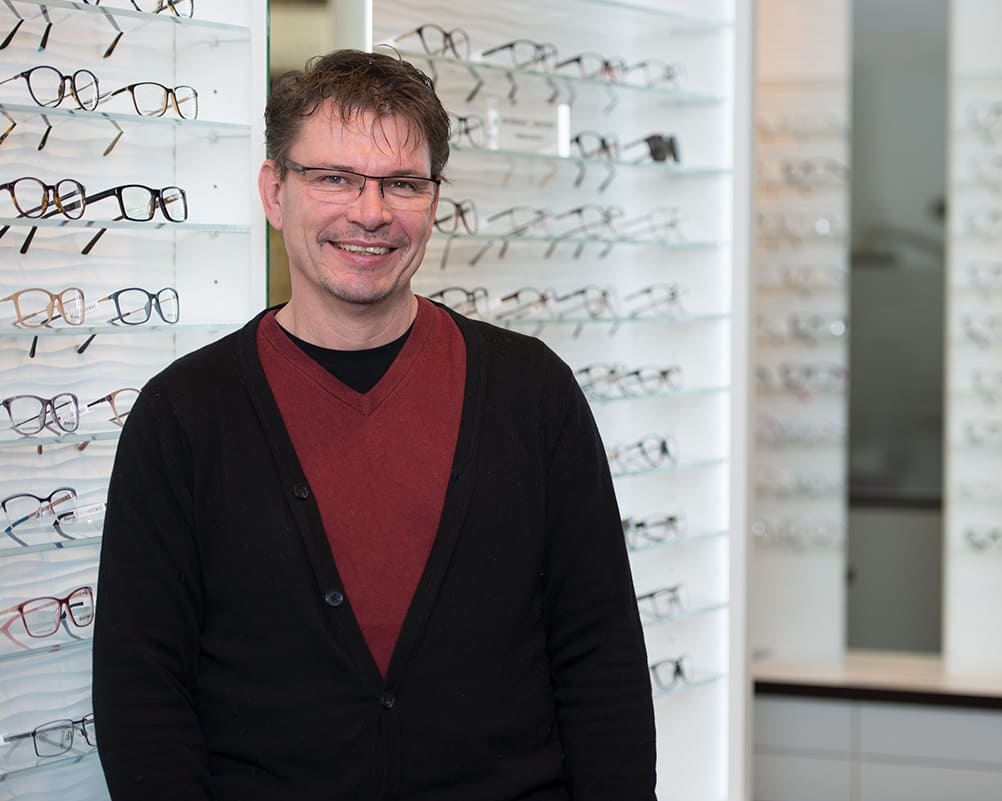 Arno Dotzer, Augenoptiker und Leiter der Zentralwerkstatt bei Optiker GRONDE, Stadtbergen