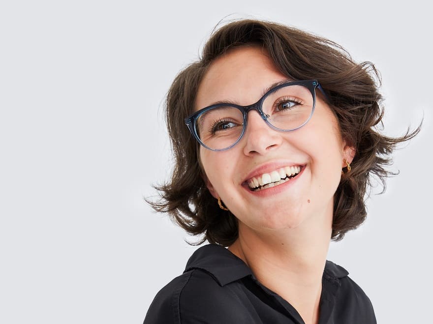 Junge Dunkelhaarige freut sich über ihre transparent-blaue Prodesign Brille von Optiker Gronde