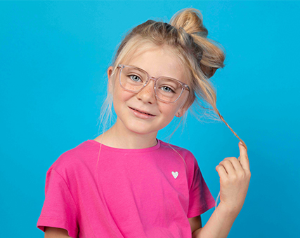 Mädchen in pink trägt Kinderbrille von Gronde