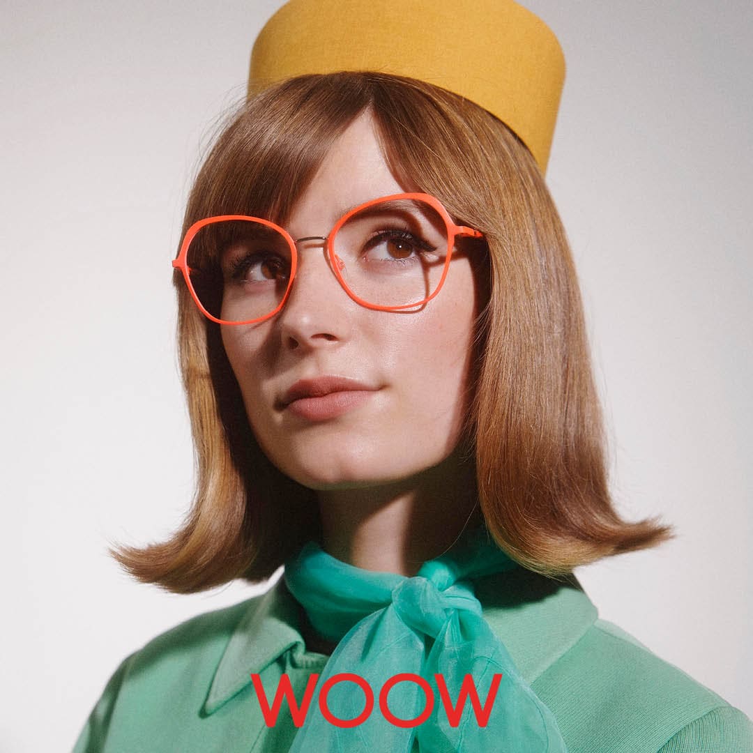 Junge Frau mit grüner Bluse und WOOW Brille Sweet Dreams 2, Farbe 9201, von Optiker Gronde, Augsburg