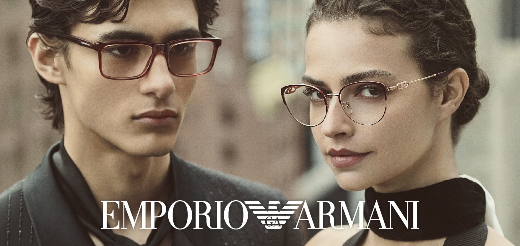 Junges Paar mit Emporio Armani Brillen im Angebot bei Optiker Gronde