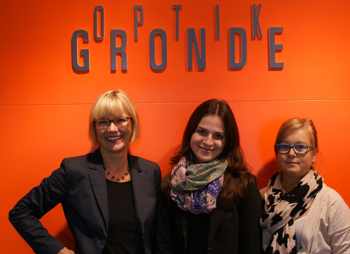 Filialleiterin Maren Bernier mit 2 Kolleginnen bei der Eröffnung von Optiker Gronde in Stadtbergen 2013
